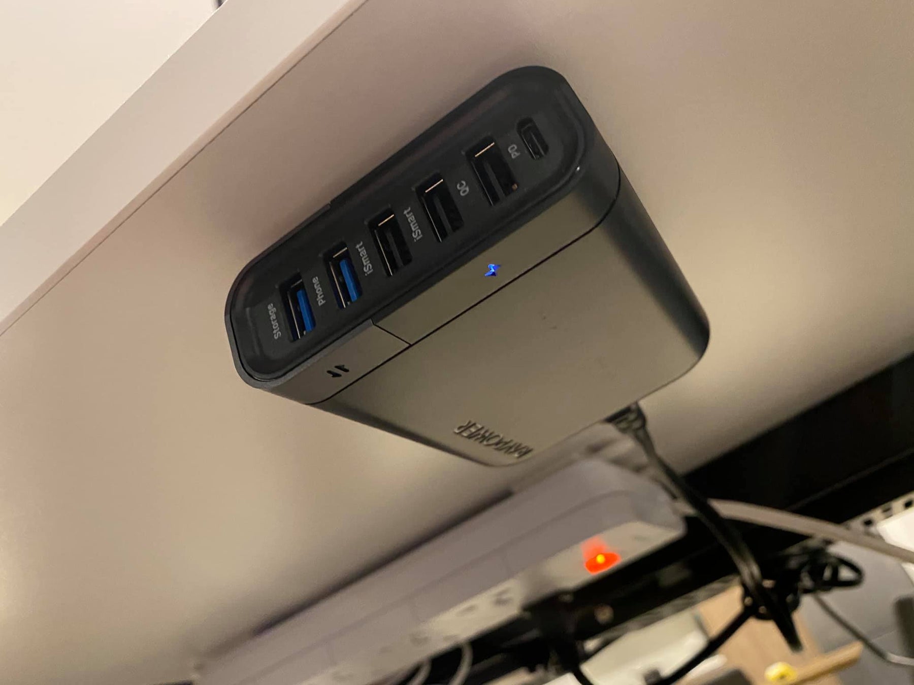 ไอเดียสำหรับติด RAVPower 6 Ports USB-C Charger ไว้กับโต๊ะทำงาน