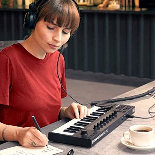 [BACK IN STOCK] Komplete Kontrol M32 - Our Smallest Keyboard Yet